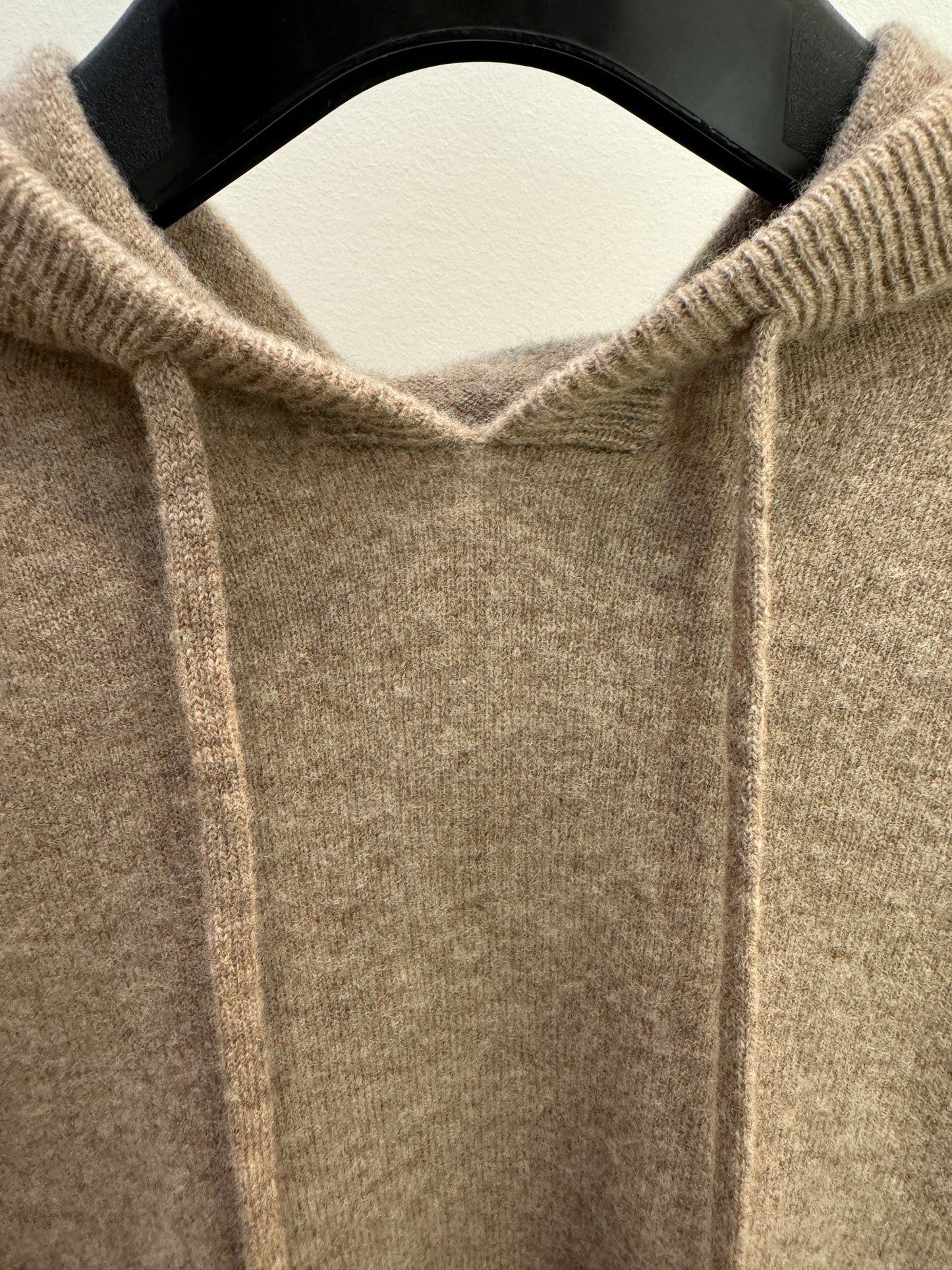 Beige Stickad Hoodie